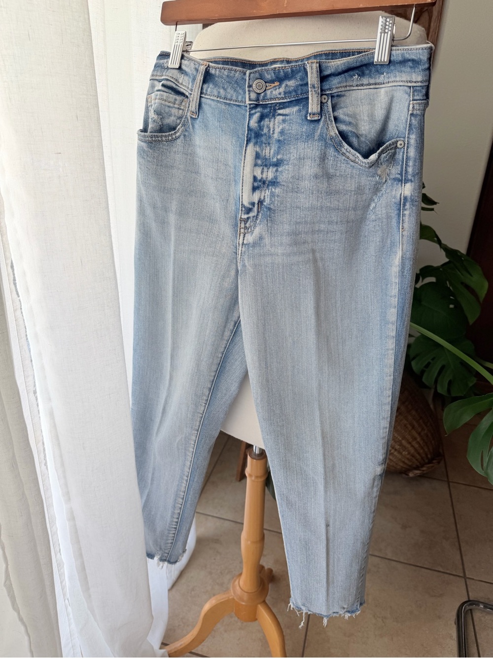 Eunina Super High Rise Mom Crop Jeans Light Wash Distressed Size 9